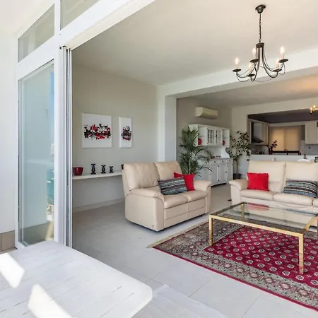 דירה Stunning - Seafront 3-bedroom 6th Floor סליאמה