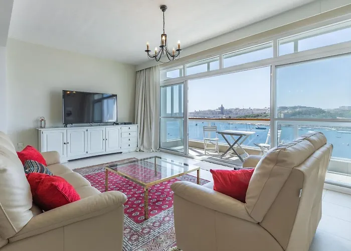 Stunning - Seafront 3-bedroom 6th Floor Апартаменты Слима