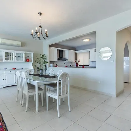 Stunning - Seafront 3-bedroom 6th Floor Apartmán